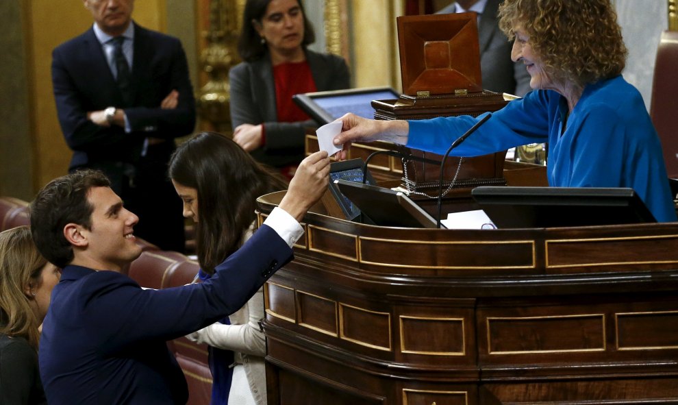 Albert Rivera vota en el Parlamento.- REUTERS