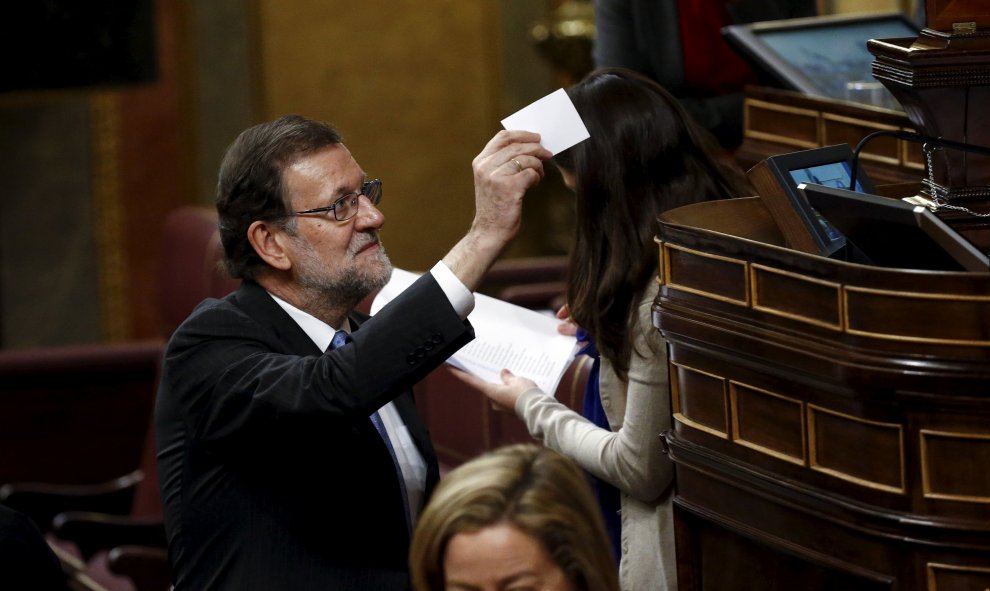 Mariano Rajoy vota en el Parlamento.- REUTERS