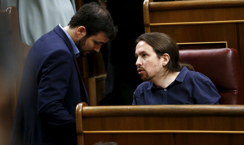Pablo Iglesias y Alberto Garzón conversan en el Congreso.- REUTERS