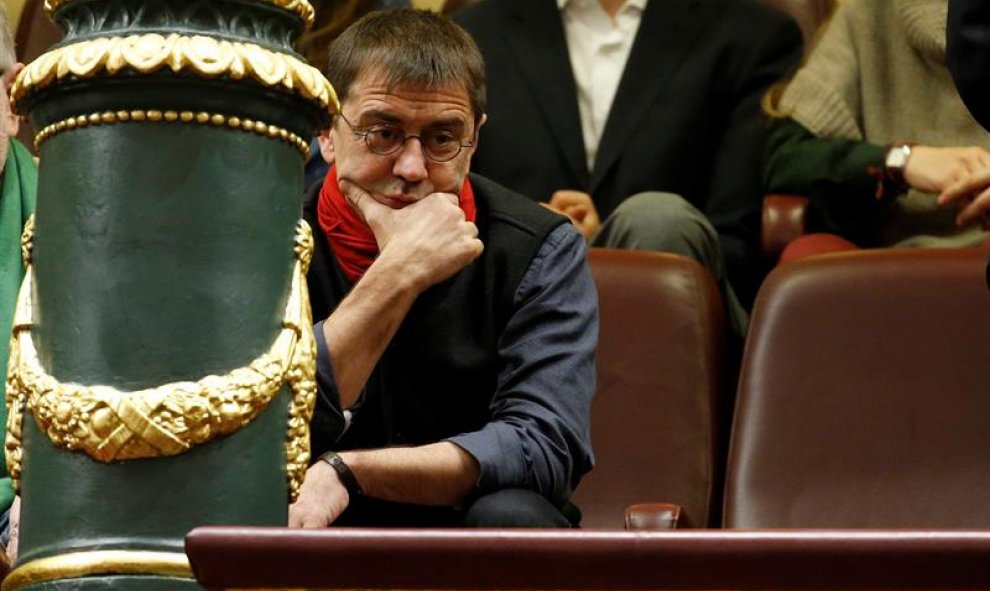 El dirigente de Podemos Juan Carlos Monedero asiste desde la tribuna de invitados a la sesión constitutiva de la Cámara Baja.- EFE