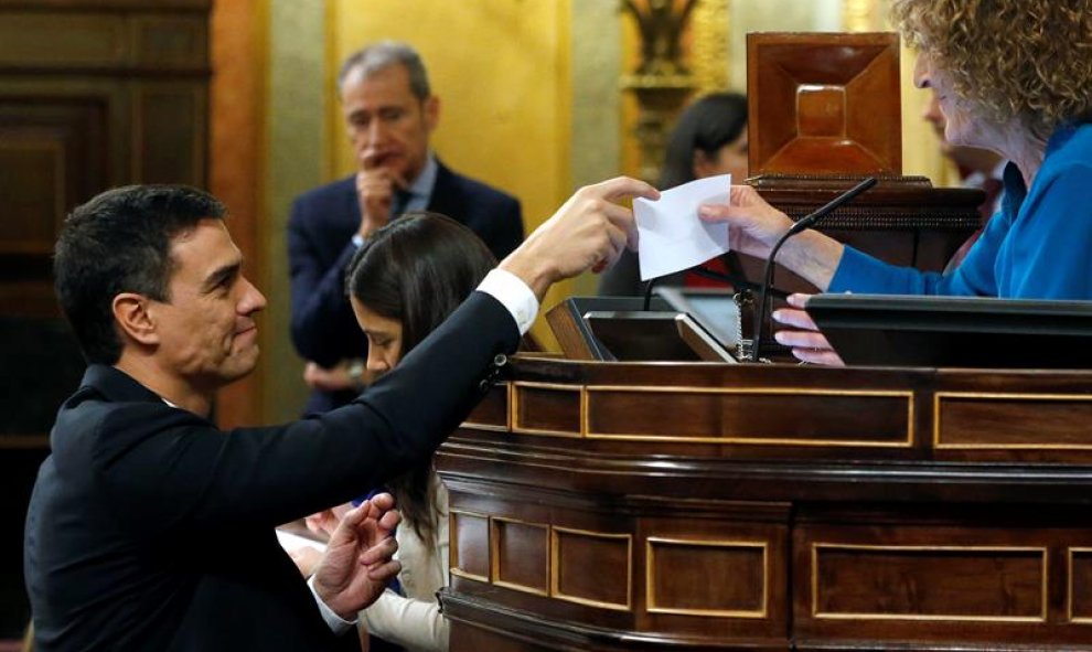 El secretario general del PSOE, Pedro Sánchez, vota para la elección del presidente del Congreso.- EFE