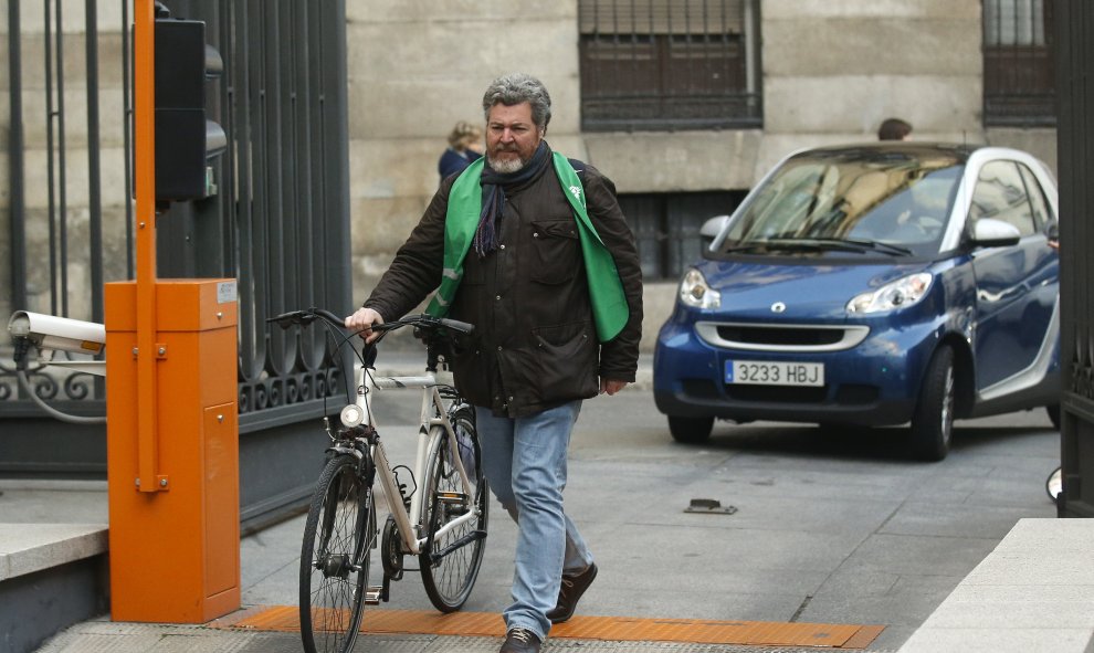 Juan López de Uralde llega con su bicicleta al Congreso.- REUTERS