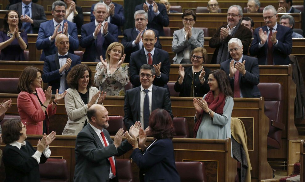 El socialista Patxi López es aplaudido por los diputados de su formación tras haber sido hoy proclamado nuevo presidente del Congreso de los Diputados.- EFE