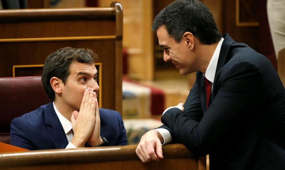 El secretario general del PSOE, Pedro Sánchez, conversa con el líder de Ciudadanos, Albert Rivera.- EFE