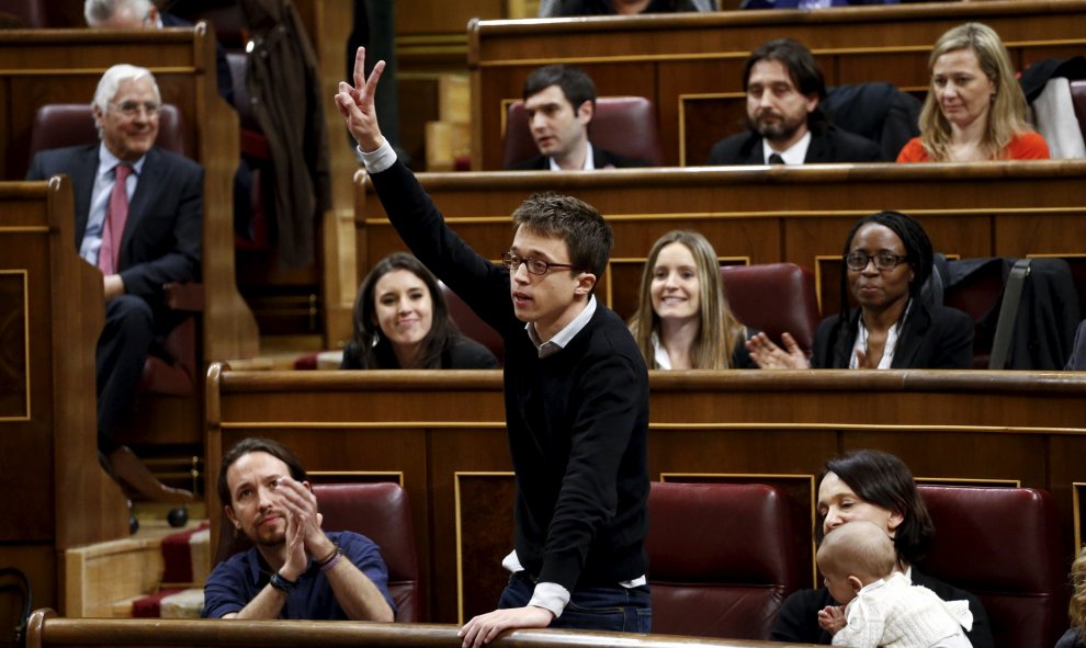 El diputado de Podemos Íñigo Errejón promete acatar la Constitución durante su toma de posesión como parlamentario del Congreso, junto al líder de la formación, Pablo Iglesias, en la a sesión constitutiva de la Cámara Baja, que ha inaugurado hoy la XI Leg