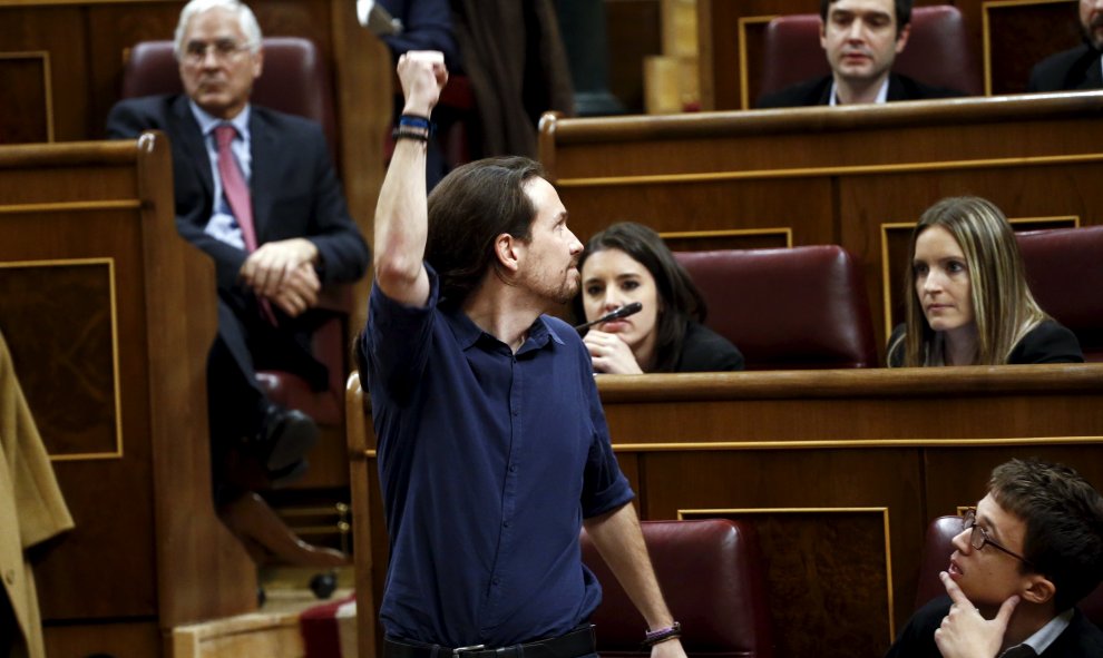El líder de Podemos, Pablo Iglesias, promete acatar la Constitución durante su toma de posesión como parlamentario del Congreso en la a sesión constitutiva de la Cámara Baja, que ha inaugurado hoy la XI Legislatura. Iglesias ha utilizado para ello además