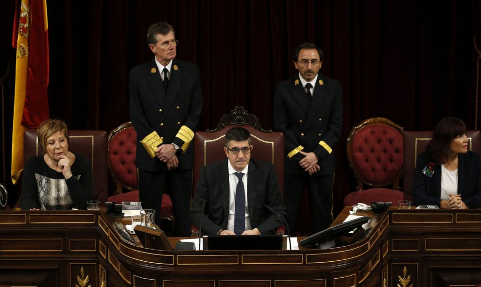 El recién elegido presidente del Congreso de los Diputados, Patxi López (c), junto a las vicepresidentas Celia Villalobos (i) y Micaela Navarro, durante la sesión constitutiva de la Cámara baja, que ha inaugurado hoy la XI legislatura. EFE/J. J. Guillén