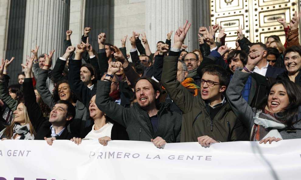 Miembros de Podemos en las escalinatas del Congreso de los Diputados hoy en Madrid. EFE/Sergio Barrenechea