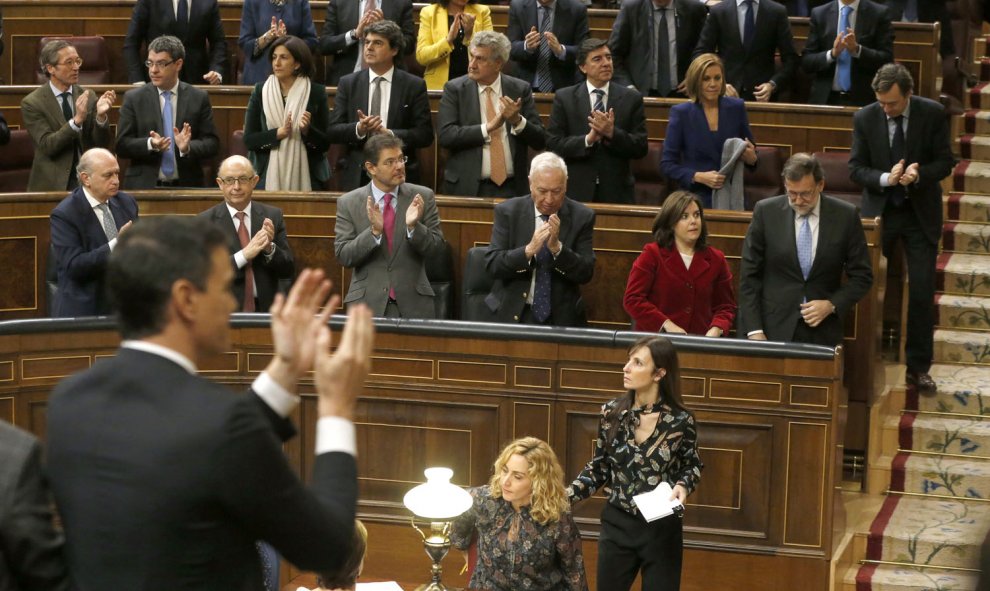 El presidente del Gobierno en funciones, Mariano, Rajoy (d), la vicepresidenta, Soraya Sáenz de Santamaría (2d), varios ministros, y el secretario general del PSOE, Pedro Sánchez (i, de espaldas), tras la sesión constitutiva de la Cámara baja, que ha inau