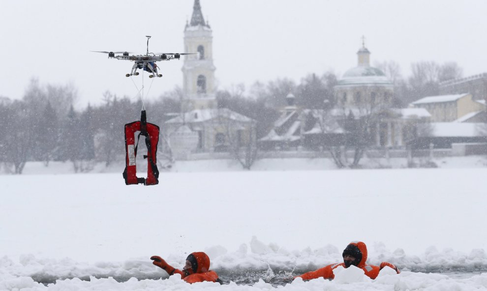 Los miembros del Ministerio de Emergencias ruso participan en una sesión de entrenamiento, que forma parte de la preparación para las celebraciones rusas de la Epifanía ortodoxa, en los suburbios de Moscú. REUTERS / Maxim Zmeyev