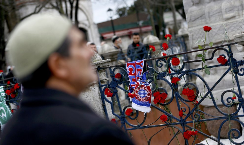 Una bufanda del Bayern Munich está atado a una barandilla junto a las flores en el Obelisco de Teodosio, la escena del ataque suicida de ayer, en honor a las víctimas alemanas en la plaza de Sultanahmet, en Estambul, Turquía. REUTERS / Murad Sezer