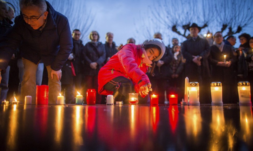 El parlamentario del SPD Turgut Yüksel (i) y una niña encienden velas en homenaje a las víctimas del atentado terrorista perpetrado ayer en Estambul, en Fráncfort, Alemania, hoy 13 de enero de 2016. EFE/Frank Rumpenhorst