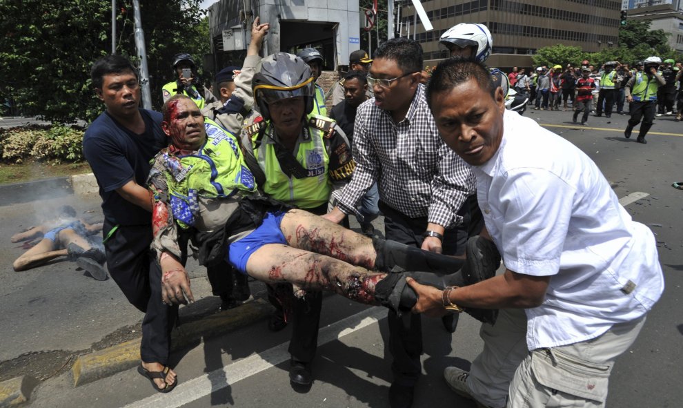 Un policía herido es trasladado al hospital tras una explosión cerca de un centro comercial en Yakarta (Indonesia) hoy, 14 de enero de 2016. Al menos seis personas han muerto tras un ataque con explosivos hoy en el centro de Yakarta, informa el portal de