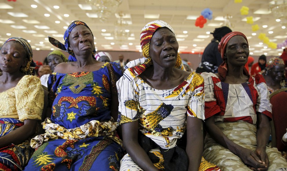 Madres de las niñas Chibok lloran durante su reunión con el presidente Muhammadu Buhari en la villa presidencial en Abuja, Nigeria, 14 de enero de 2016. REUTERS / Afolabi Sotunde