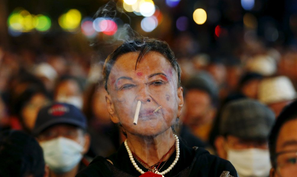 Un seguidor del Partido del Nuevo Poder de Taiwán fuma en un mitin antes de las elecciones en Taipei, Taiwán, 14 de enero de 2016. REUTERS / Olivia Harris