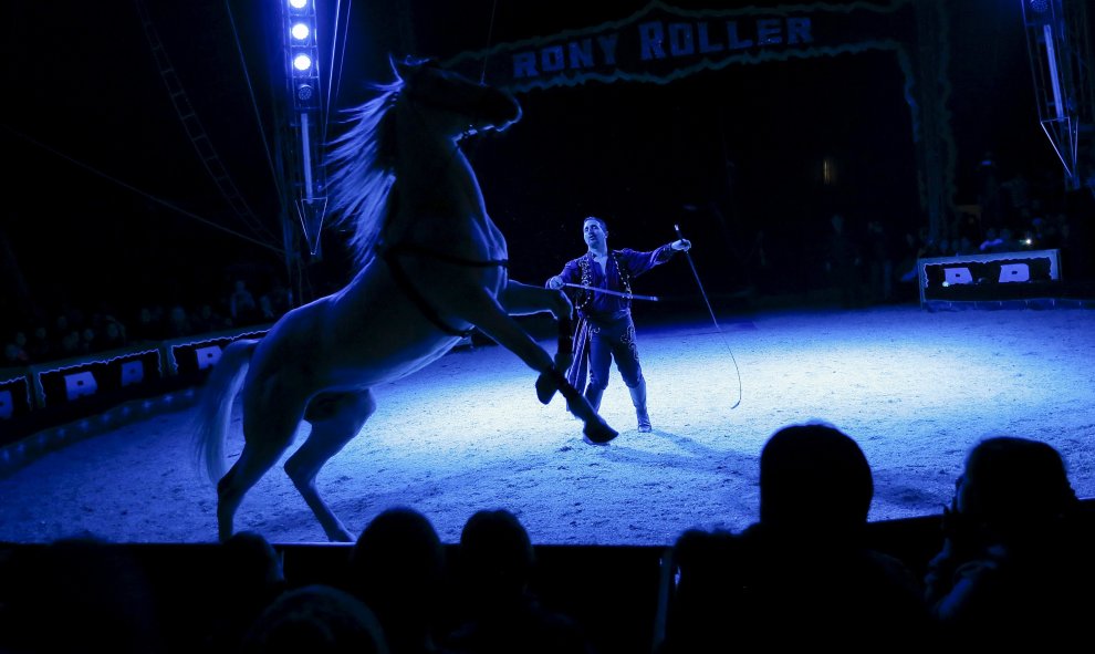 Un entrenador de caballos del Circo Rony Roller actúa durante un espectáculo organizado por el Papa Francisco para personas necesitadas en Roma, Italia 14 de enero de 2016. REUTERS/Tony Gentil