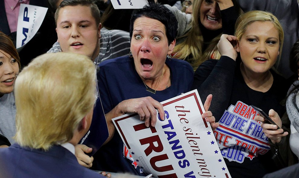 Una seguidora del candidato republicano Donald Trump, reacciona al conocerle durante un mitin de campaña en Lowell, Massachusetts (EEUU).- BRIAN SNYDER (REUTERS)