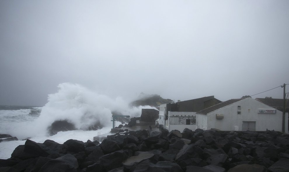 Las olas chocan con la costa por el fuerte temporal causado por el huracán Álex. Ponta Delgada, Azores (Portugal). REUTERS/Rui Soares