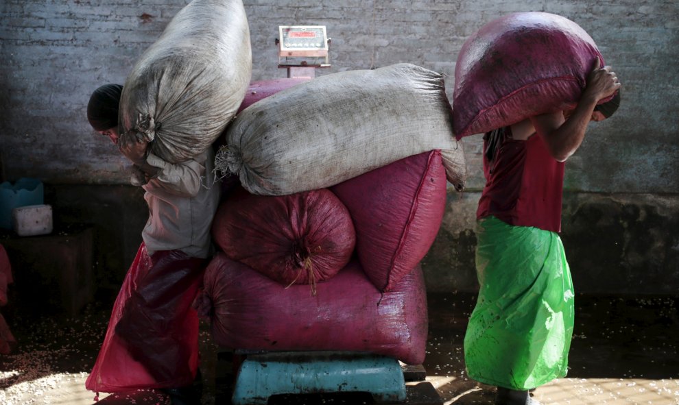 Unos trabajadores transportan sacos de granos de café a un almacén en la granja Nogales, en Jinotega (Nicaragua). REUTERS/Oswaldo Rivas