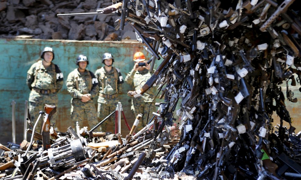 Armas confiscadas colgadas de un imán antes de ser destruidos en una fundición en Santiago, Chile. Cerca de 13.000 armas de fuego fueron destruidas como parte de un programa de control de armas del Gobierno. REUTERS/Ivan Alvarado