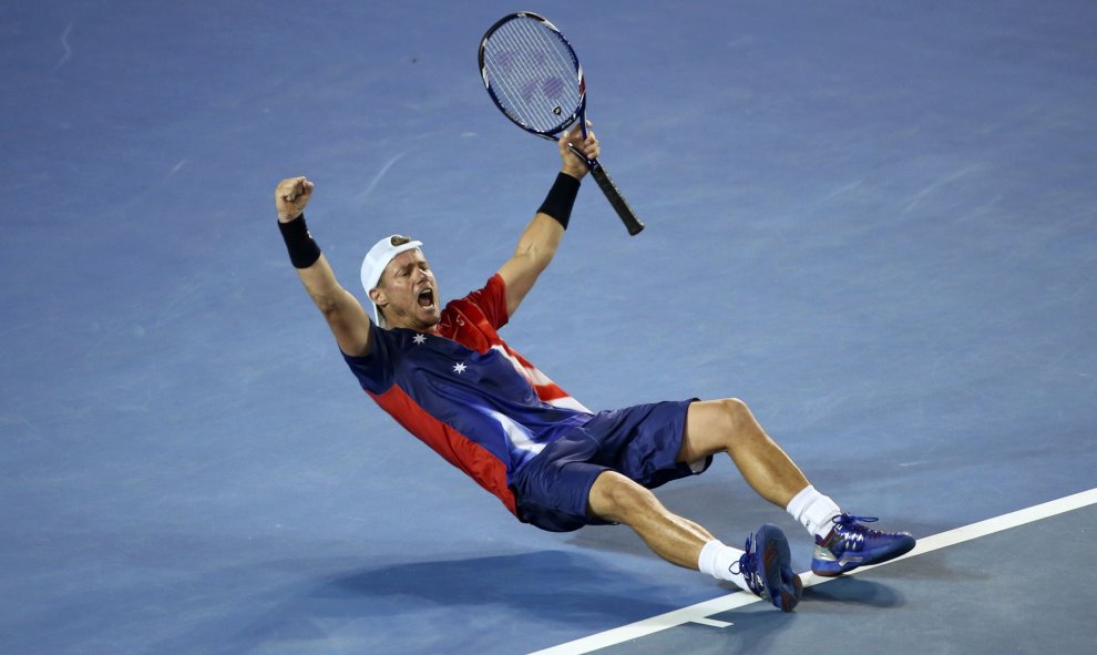 El australiano Lleyton Hewitt celebra el pase a la siguiente ronda del Open de Australia frente a su compatriota James Duckworth. Melbourne, Australia. REUTERS/Jason O'Brien