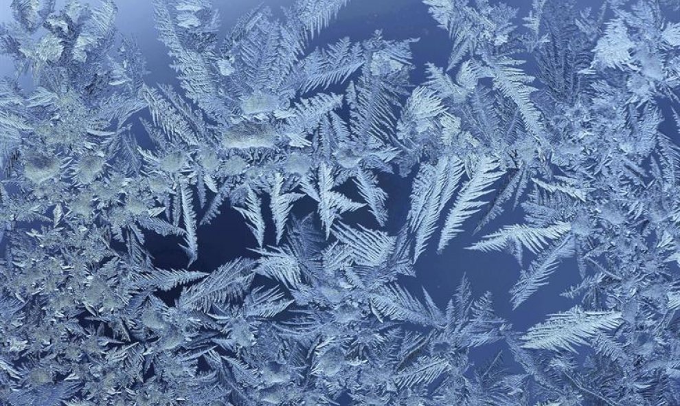 La escarcha forma bonitas formas en el cristal de una ventana tras una gélida noche en Kleinhettstedt, Alemania. EFE/Martin Schutt