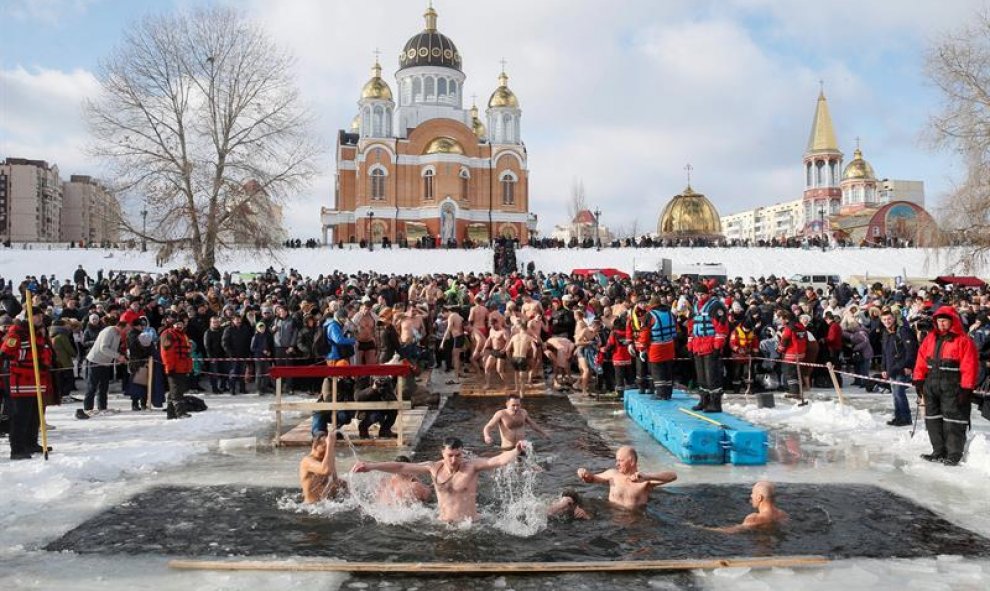 Cristianos ortodoxos se sumergen en agua helada durante las celebraciones de la Epifanía en Kiev, Ucrania. EFE/Sergey Dolzhenko