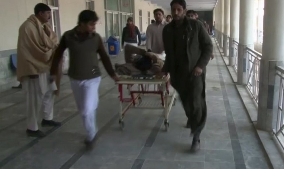 Varias personas trasladan en una camilla a uno de los heridos en el ataque a la Universidad Bacha Khan, en la localidad paquistaní de  Charsadda. REUTERS/Reuters TV