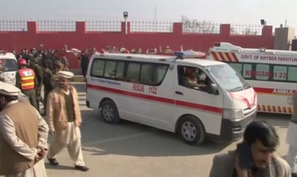 Una ambulancia llega al campus de la Universidad Bacha Khan de la localidad paquistaní de Charsadda, tras el ataque terrorista que ha provocado decenas de muertos. REUTERS/Reuters TV