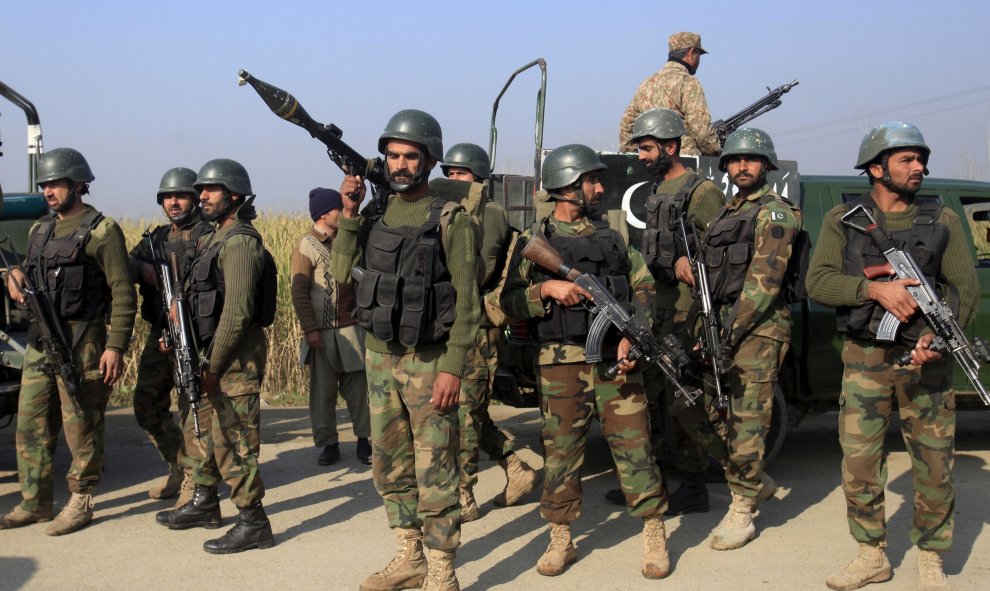 Un grupo de soldados paquistanías en el campus de la Universidad  Bacha Khan tras el ataque terrorista. REUTERS/Fayaz Aziz