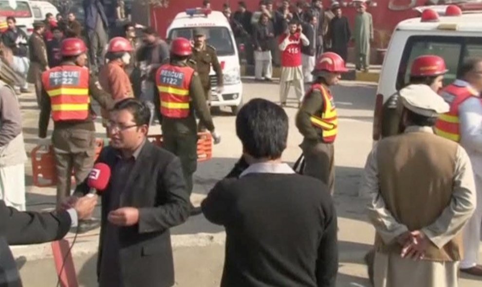 Sanitarios y militares en el campus de la Universidad  Bacha Khan University de la localidad paquistaní de Charsadda, tras el ataque de un grupo terrorista que ha provocado decenas de muertos. REUTERS/Reuters TV