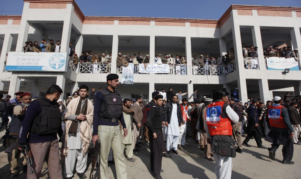 Varias personas esperan noticias a la entrada del hospital en Charsadda donde están ingresadas algunas de la víctimas del asalto talibán a la universidad Bacha Khan del norte de Pakistán.EFE/BILAWAL ARBAB