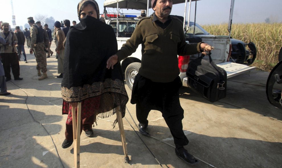 Un profesor de la Universidad de Bacha Khan, en la localidad paquistaní de Charsadda, camina ayudado de muletas tras resultar herido en el ataque taliban que ha provocado decenas de muertos. REUTERS/Fayaz Aziz