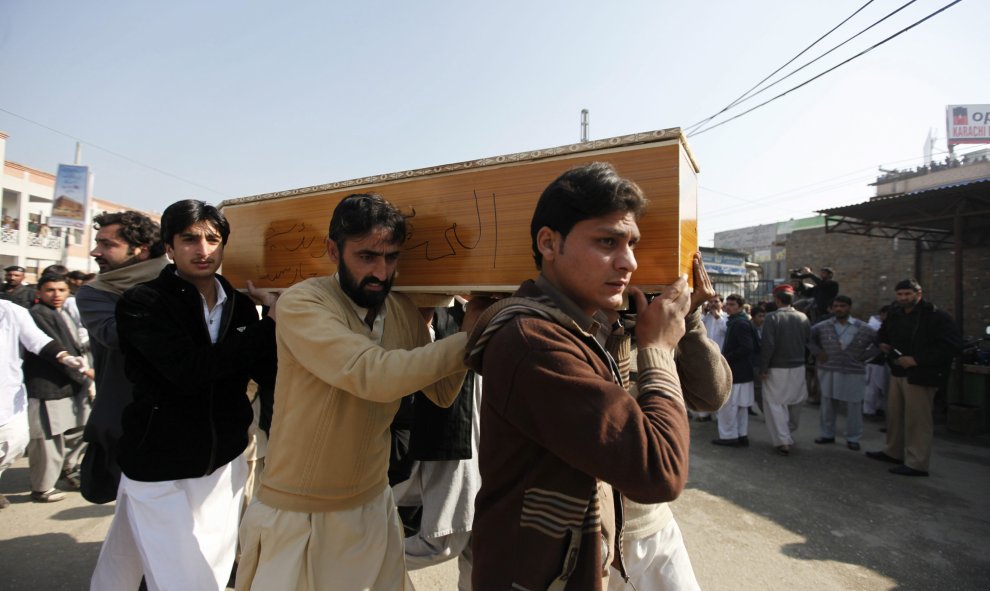 Varias personas trasladan el féretro con uno de los fallecidos del asalto talibán a la universidad Bacha Khan del norte de Pakistán.EFE/BILAWAL ARBAB