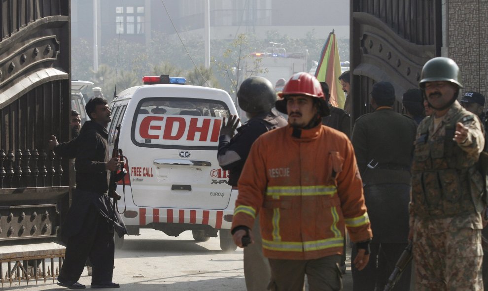 Soldados, policías y personal de protección civil en la entrada de la Universidad Bacha Khan, de la ciudad paquistanía de Charsadda, que sufrido un ataque terrorista que ha provocado una veintena de muertos. REUTERS/Fayaz Aziz