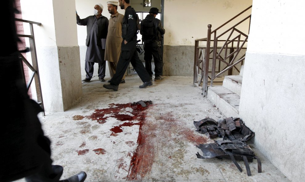 Manchas de sangre en el suelo de una residencia de estudiantes de la  Universidad Bacha Khan University, en la ciudad paquistaní de  Charsadda, tras el ataque terrorista que provocado una veintena de víctimas mortales. REUTERS/Caren Firouz