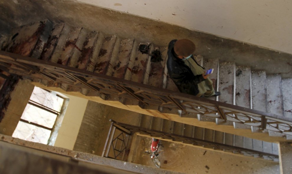 Un hombre baja por las escaleras de una residencia de estudiantes donde se aprecian los daños y las manchas de sangre tras el ataque terrorista a la Universidad  Bacha Khan, de la ciudad paquistaní de Charsadda. REUTERS/Caren Firouz