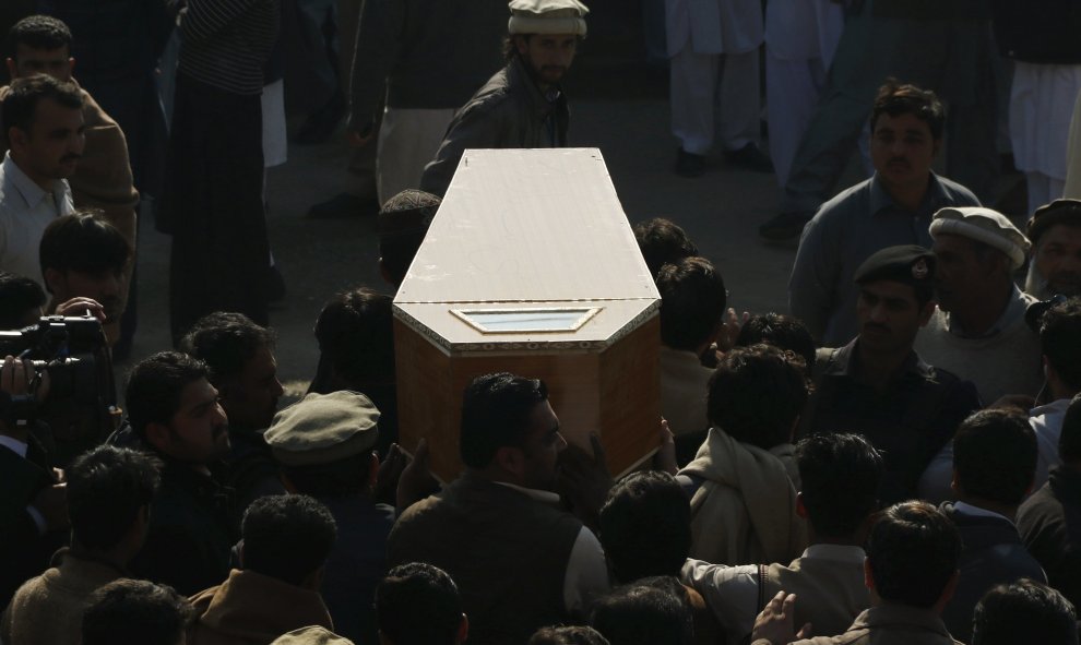 Varias persionas rodean el ataud de uno de los estudiantes victima del ataque terrorista a la Universidad Bacha Khan, en Pakistán. REUTERS/Khuram Parvez