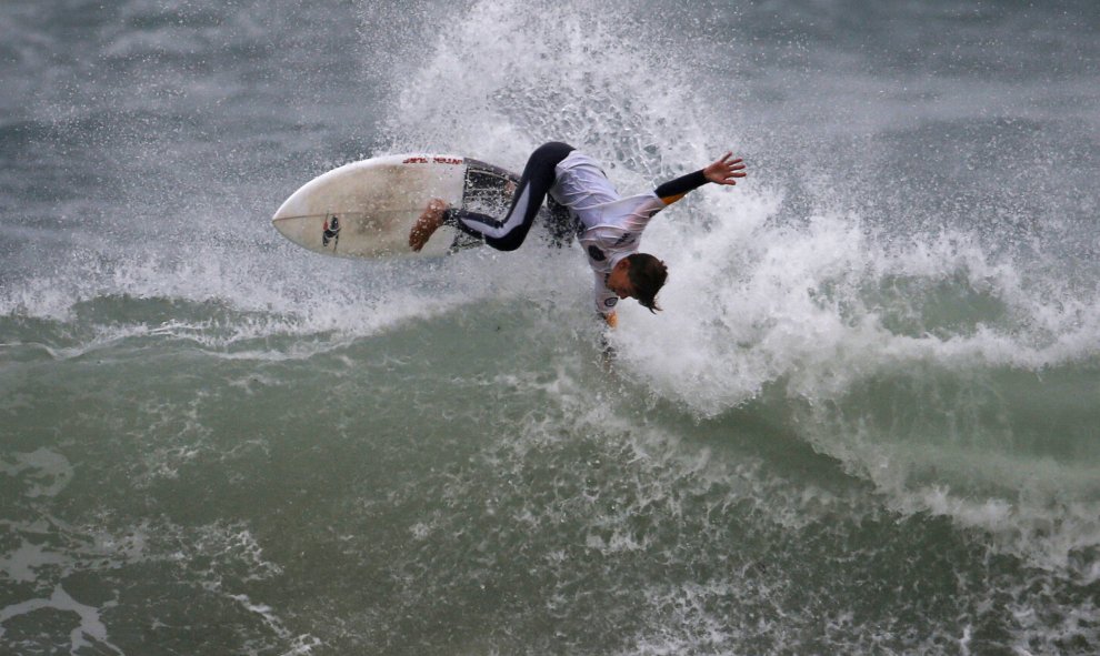 Un surfista finaliza el 2016 concurso SEAT Pro en la ciudad costera israelí de Netanya 20 de enero de 2016. Por primera vez en Israel, la ciudad costera de Netanya organiza la competición Mundial de Surf dando a los surfistas locales la oportunidad de com