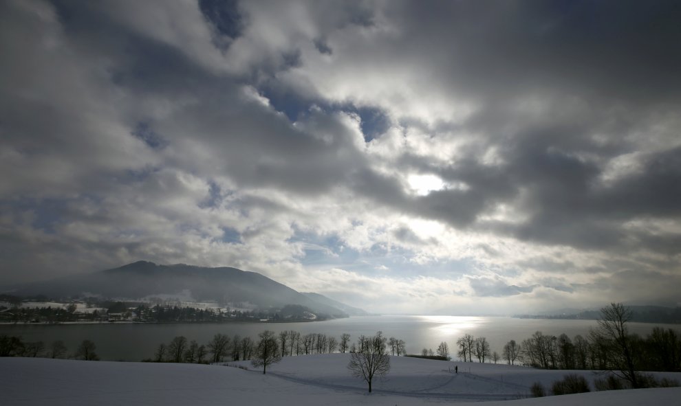 El lago 'Tegernsee' en Gmund, cerca de Munich, Alemania, 20 de enero de 2016. REUTERS / Michaela Rehle