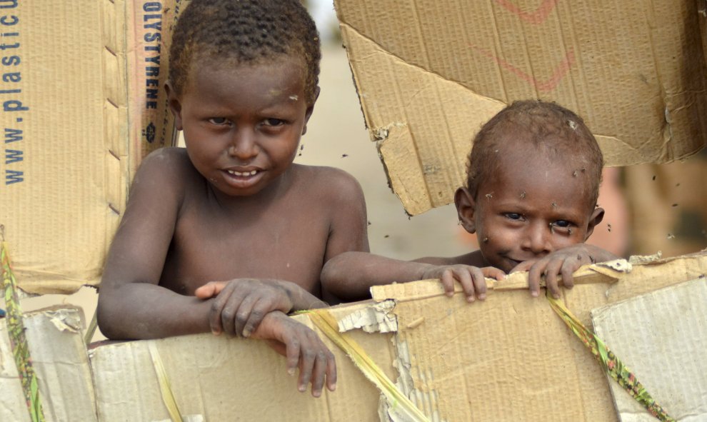 Niños miran un vertedero donde recogen basura reciclable a las afueras de Yemen, en Houdieda 20 de enero de 2016. REUTERS / Abduljabbar Zeyad