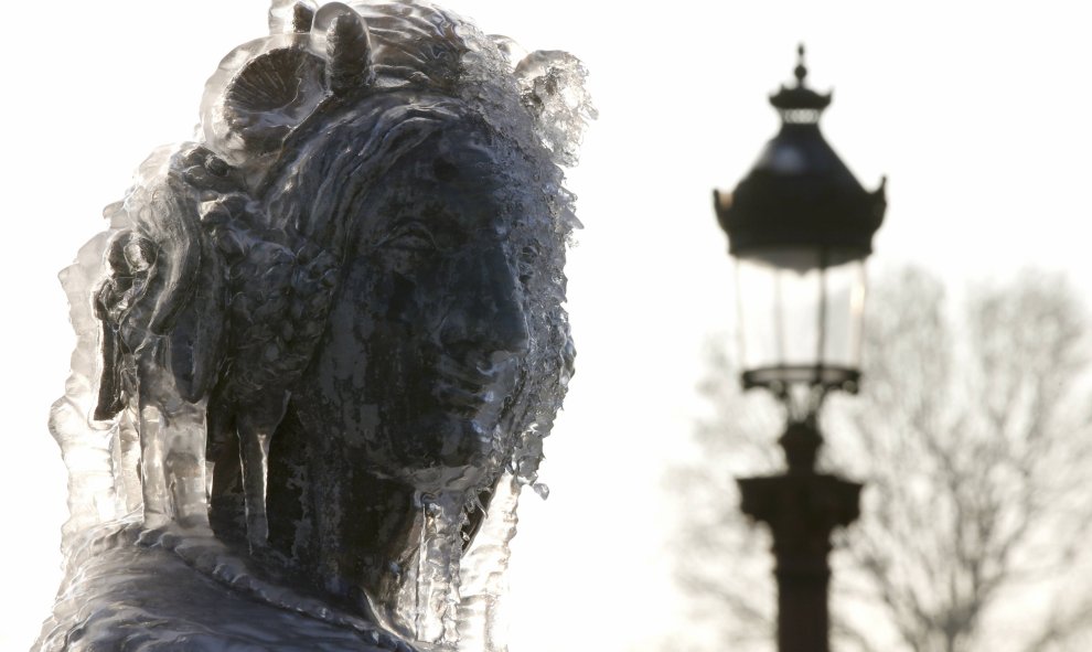 Los carámbanos cuelgan de una estatua en la fuente de la Plaza de la Concordia en un día frío de invierno en París, Francia, 20 de enero de 2016. REUTERS / Philippe Wojazer