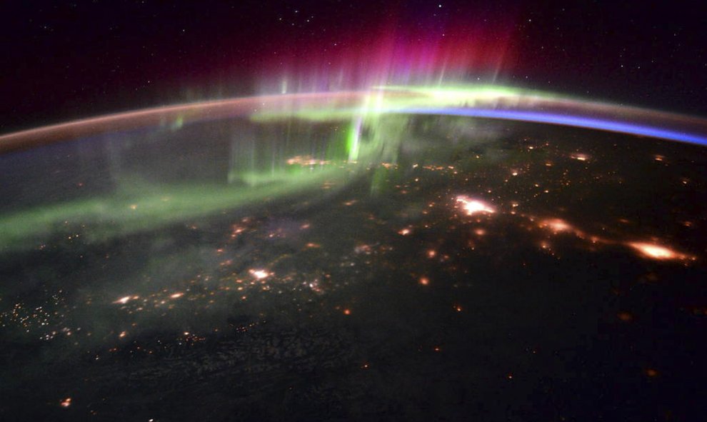 Una aurora boreal se muestra sobre el noroeste del Pacífico en una imagen tomada desde la Estación Espacial Internacional por el astronauta Scott Kelly, proporcionado por la NASA, 20 de enero de 2016. REUTERS / a Scott Kelly / ESA / NASA