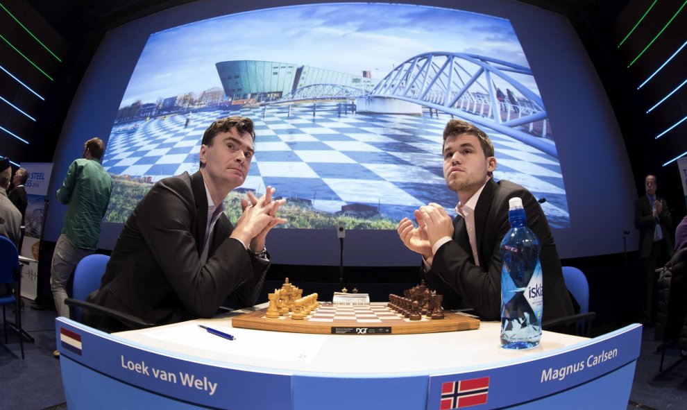 Fotografía realizada con un objetivo ojo de pez (360º) que muestra al ajedrecista noruego Magnus Carlsen (d) durante su partida contra el holandés Loek Van Wely en la quinta ronda de maestros en el Torneo de ajedrez Tata Steel en IJmuiden, Holanda, hoy 21