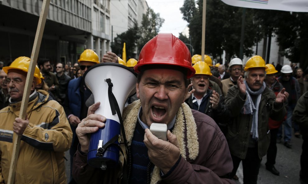 Ingenieros griegos protestan por la reforma del plan de pensiones llevada a cabo en Atenas, Grecias, 21 de enero de 2016. REUTERS/Alkis Konstantinidis