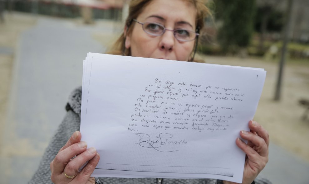 Carmen González, la madre de Diego, el niño de once años que se suicidó en octubre pasado en Leganés, muestra una copia de parte de la carta recogida en la vivienda donde se mató el menor durante las declaraciones que ha realizado hoy a Efe. La madre ha i