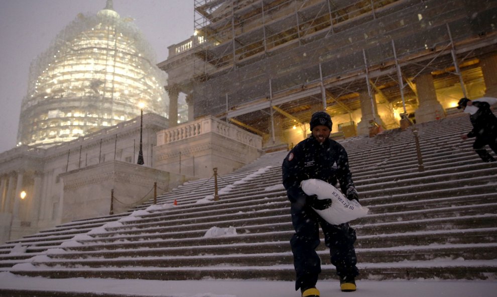 Un operario quita nieve de las escalinatas de acceso al Capitolio. /REUTERS