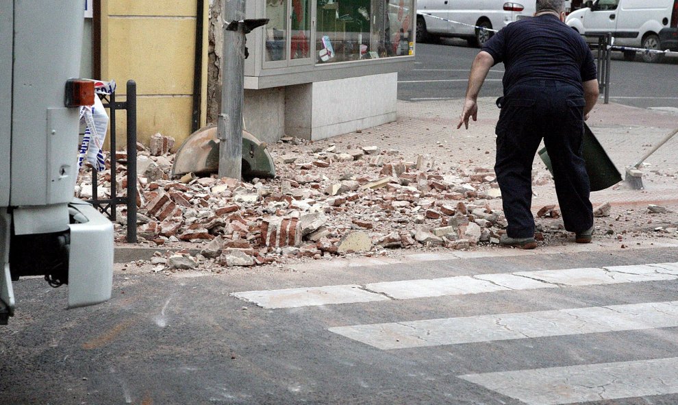 El terremoto de 6.3 grados registrado hoy en el Mar de Alborán se ha percibido con mayor intensidad en Melilla, donde ha causado daños en edificios y la suspensión de las clases en la ciudad autónoma para evaluar el estado de los centros educativos. EFE/F
