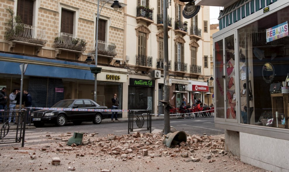 Los restos de la fachada de un edificio en una calle de Melilla, España, tras el fuerte terremoto de magnitud 6,3 que sacudió la costa sur de España. REUTERS/Jesus Blasco de Avellaneda