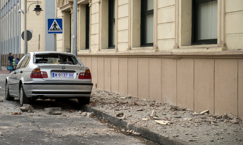 Un coche dañado y escombros se ven en una calle de Melilla. REUTERS/Jesus Blasco de Avellaneda